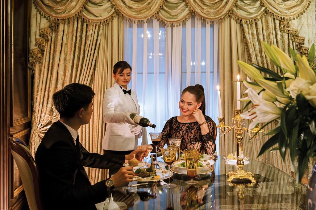 Rixos Khadisha Shymkent Hotell Rom bilde A butler serving a couple at a restaurant