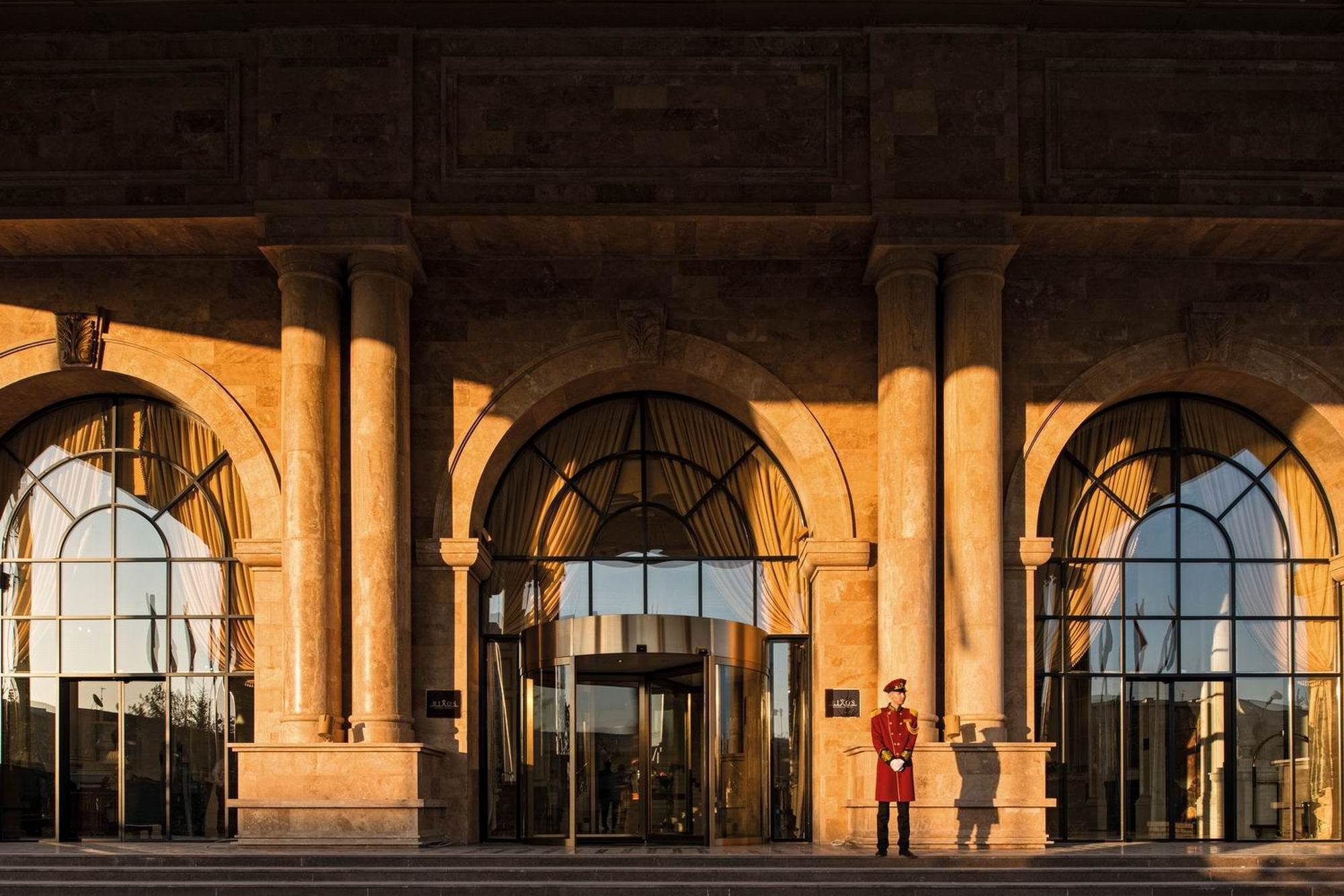 Rixos Khadisha Shymkent Hotell Eksteriør bilde Entrance of the hotel